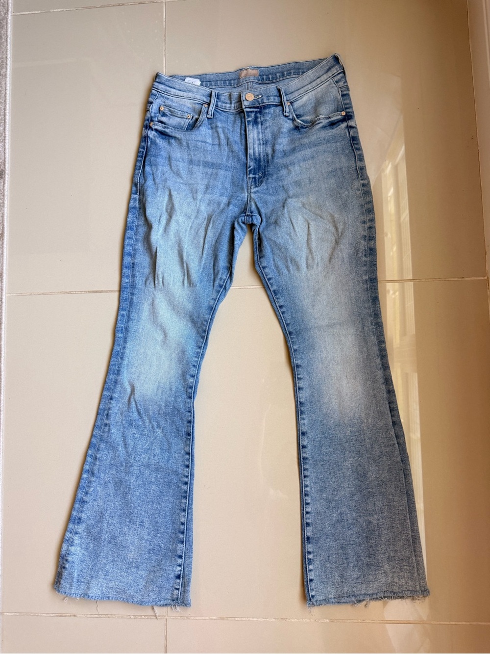 MOTHER The Weekender Fray Jeans Size 30 Breaking Out Wash Mid Rise Flare Raw Hem